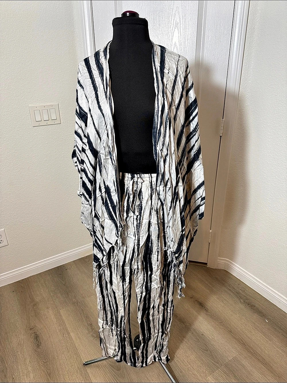 Abstract Striped Fringe Kimono and Matching Pants in White & Black Size M/L